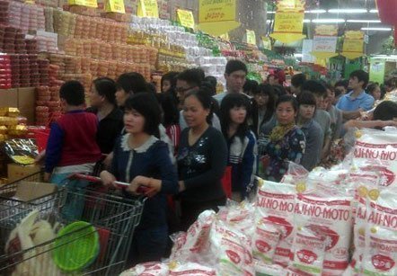 Nghẹt thở sắm tết ở siêu thị
