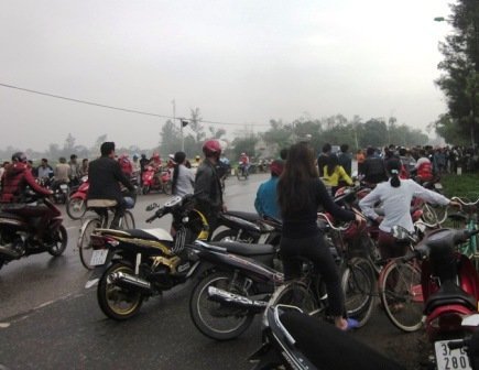 Nam thanh niên treo cổ ven đường