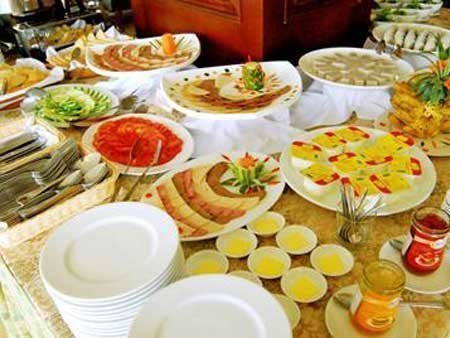 Sinh viên tốn tiền triệu mời thầy tất niên