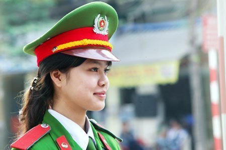 Bắt gặp hotgirl trường Cảnh sát điều tiết giao thông