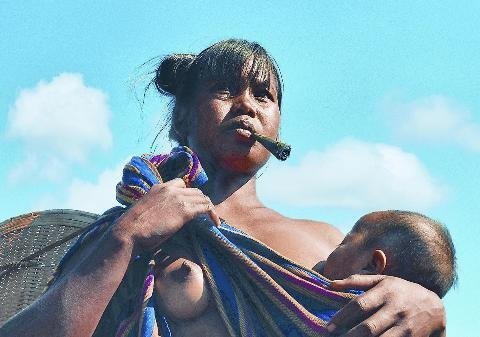 Tây Nguyên váy áo và... ngực trần