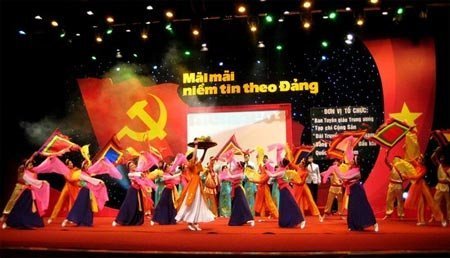 Nhà văn: Xin đừng tự trói buộc mình