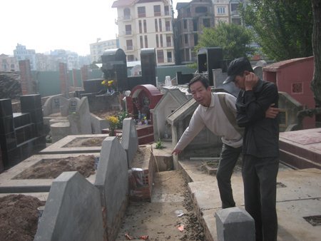 Ra nghĩa địa kiếm tiền tiêu tết