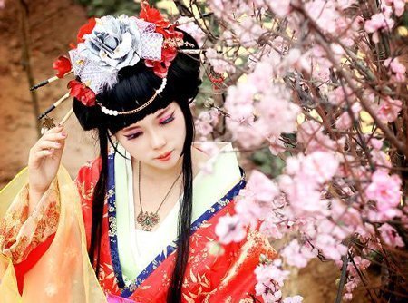 Xông nhà, cho thuê quần áo kiếm bộn ngày tết