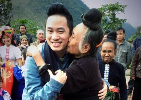 Tùng Dương mang Xuân đến xứ sở “Chiếc khăn piêu”