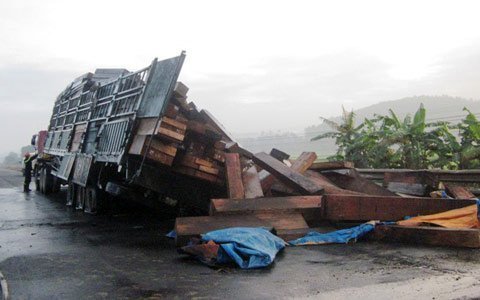 Xe tải chở gỗ bốc cháy dữ dội trên đường