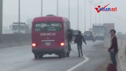 Cảnh khó tin tại đường trên cao Hà Nội