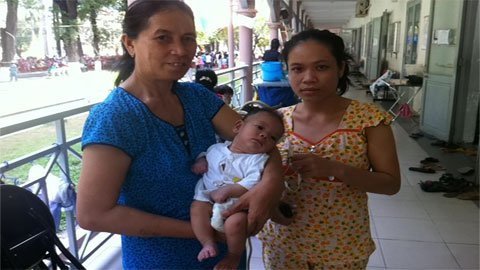 Thương bé đón cái Tết đầu đời trong bệnh viện