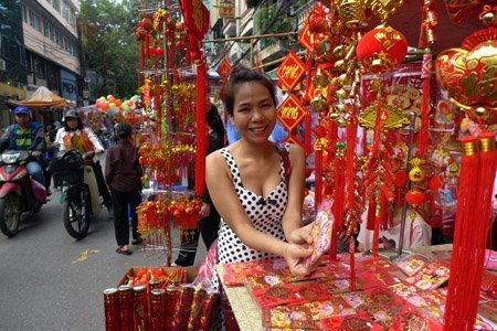 Lạ cảnh quần đùi áo phông đi sắm Tết