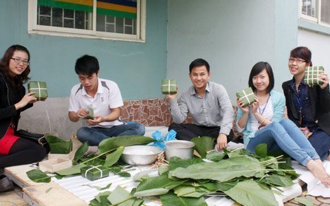 Tất niên công sở: 'Nghèo' vẫn tơi bời ăn uống