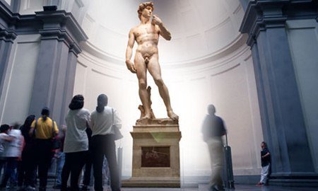 Người Nhật bắt tượng khỏa thân David mặc quần lót