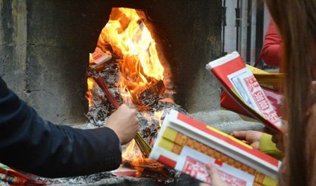 Ngôi làng 'bỗng dưng' bỏ đốt vàng mã