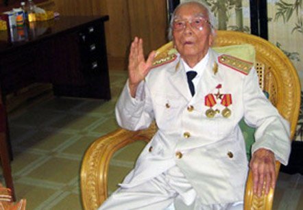 Bộ trưởng Quốc phòng chúc Tết Đại tướng Võ Nguyên Giáp