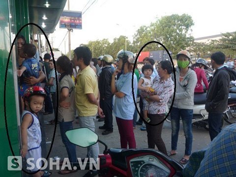 Cả nhà vật vã chờ rút tiền ATM