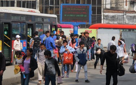 Lỉnh kỉnh đồ đạc hối hả về quê đón Tết