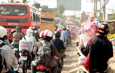 Quốc lộ nghẹt xe, phà vắng khách ngày 28 Tết