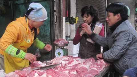 Chợ Tết năm Rắn: Thịt tăng giá, gà bán “chậm”, chân giò hút khách
