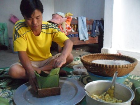 Xem gia đình Việt gói bánh chưng ngày Tết