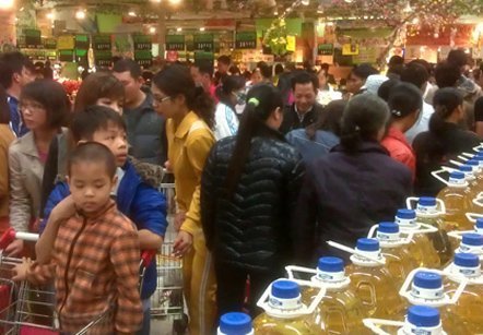 Ngày 29, chen chân vơ vét hàng tết siêu thị