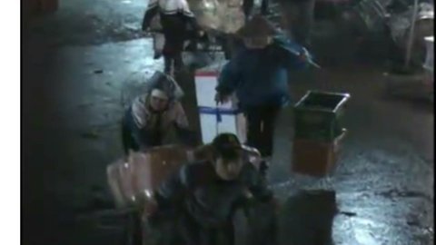 Nhọc nhằn nữ cửu vạn chợ đêm cận tết