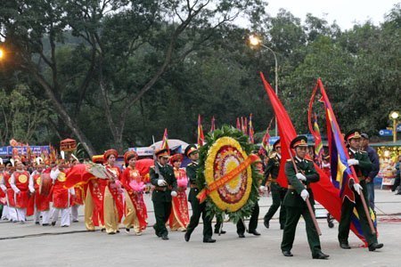 Dâng hương ở Đền Hùng trước giao thừa