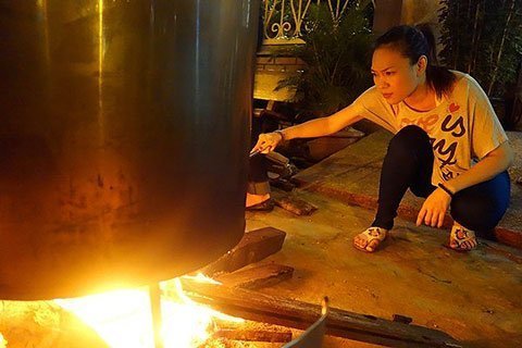 Mỹ Tâm luộc bánh, MC Anh Tuấn bận Grammy...