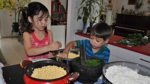 Rể Tây gói bánh chưng Việt