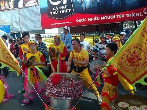 Xem múa lân đón tài lộc đầu năm