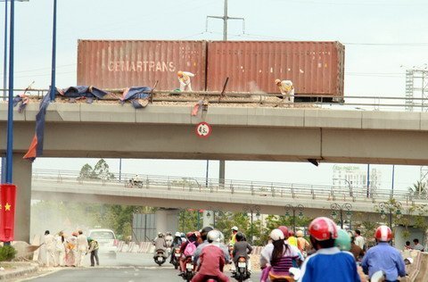 Container lật giữa cầu, giao thông tắc nghẽn