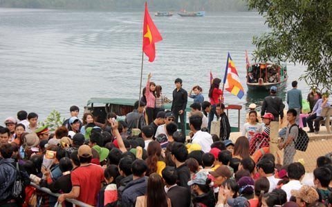 Không kém Hà Nội,  chùa Hương Hà Tĩnh cũng đông nghịt khách hành lễ