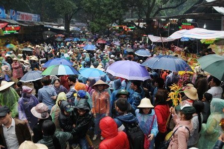 Biển người đổ về lễ khai hội chùa Hương