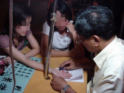 Gái xinh trốn công sở làm đẹp, cầu duyên đầu năm