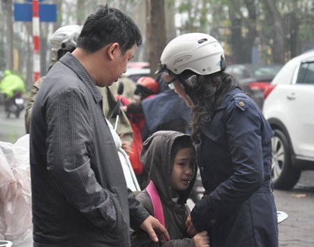 Bé uể oải, không muốn vào lớp