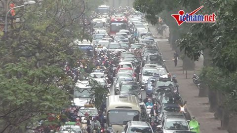 Nhiều tuyến phố HN ùn ứ ngày đầu đi làm