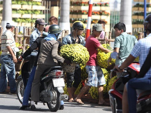 Lễ hội đầu năm: Cướp hoa, ném tiền, giẫm đạp tranh lộc