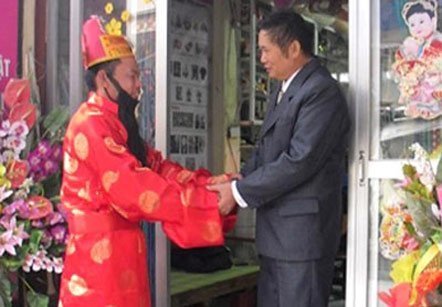 Sếp mê tín chọn người mở cửa phòng đầu năm