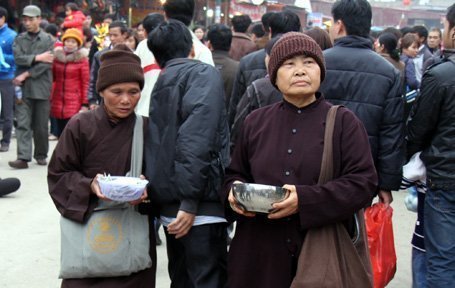 Bức xúc nạn sư giả, ăn xin 