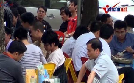 Khai xuân, dân công sở bơ phờ vì say rượu