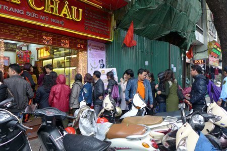 Mặc áo mưa xếp hàng mua vàng ngày Thần Tài