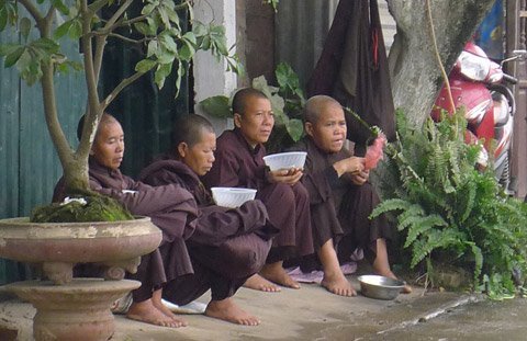 Nhức nhối nạn sư giả xin tiền nơi cửa Phật