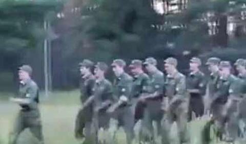 Lính Nga vừa hành quân vừa hát nhạc phim hoạt hình