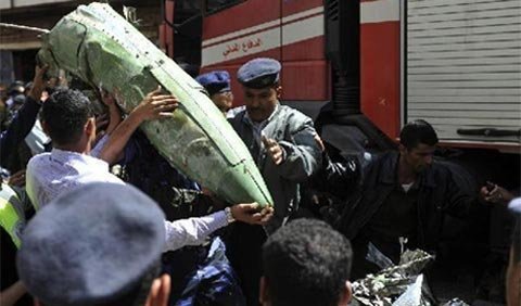 Hình ảnh vụ rơi máy bay đẫm máu giữa thủ đô Yemen