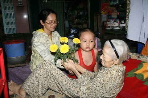 “Bà cụ nằm sạp” mừng sinh nhật với hoa vạn thọ