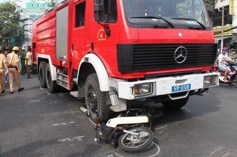 Tạt đầu xe chữa cháy, một người thiệt mạng