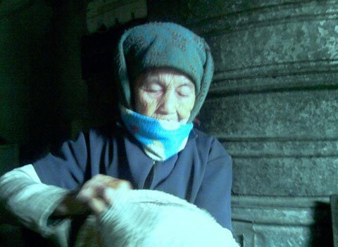 Con dâu lập bát hương, làm lễ 