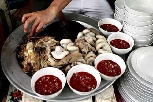 Hai người chết vì ăn tiết canh lợn