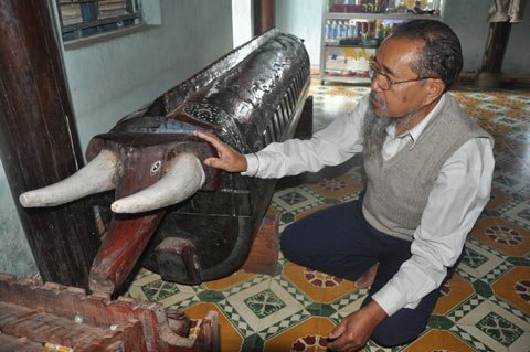 Người đàn ông tự đóng quan tài 