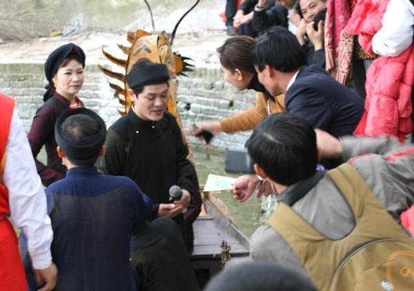 Hội Lim 2013: Không “ngả nón”, vẫn phải... nhận tiền