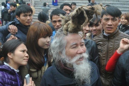 'Dị nhân' tóc búi hình rồng bất ngờ xuất hiện ở hội Lim