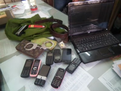 Bộ cảnh phục “dỏm“ làm hàng loạt thiếu nữ mất tình, tiền